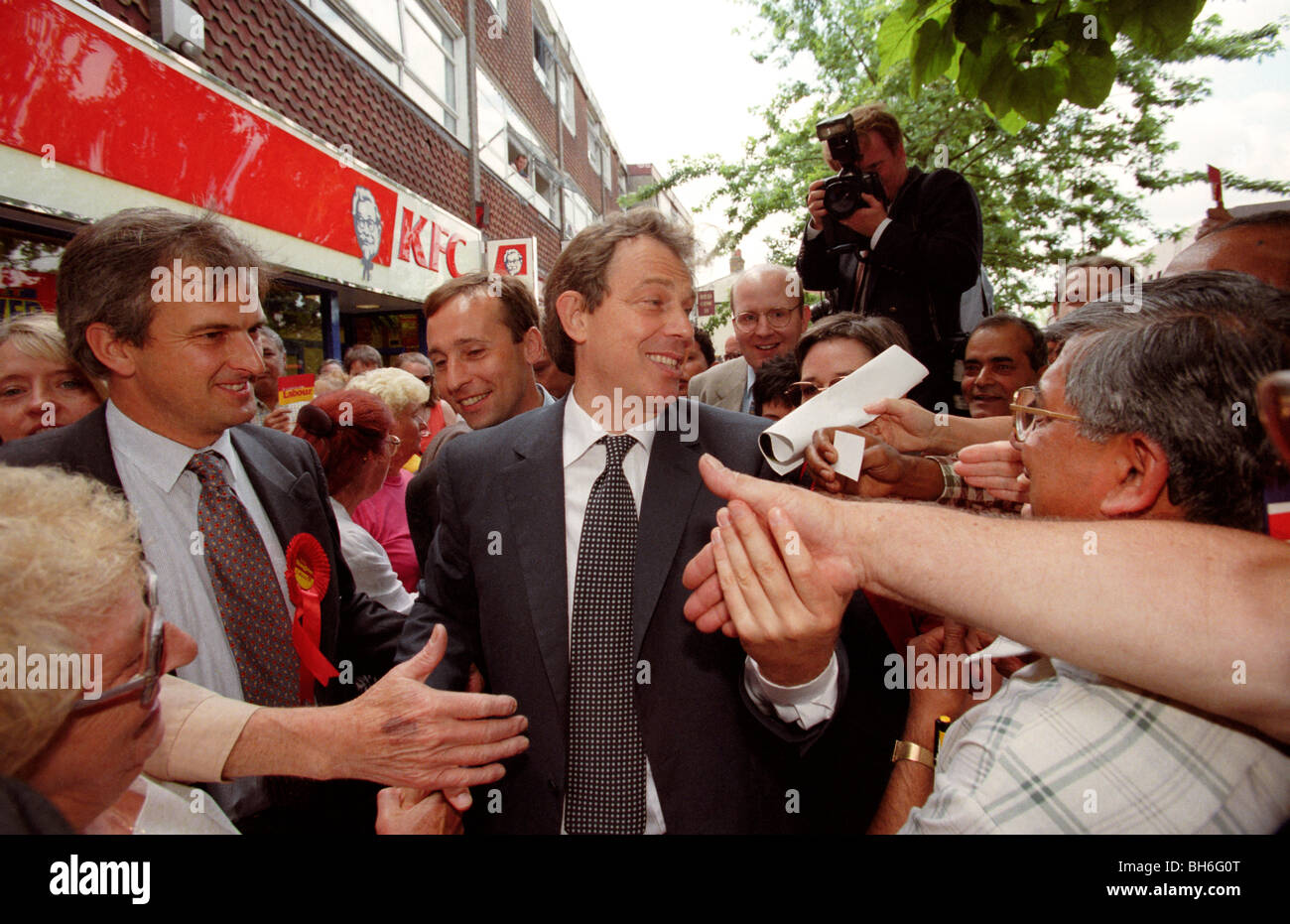 Il primo ministro Tony Blair di campagna per il candidato del lavoro in Uxbridge subito dopo la sua elezione generale trionfo nel 1997 Foto Stock