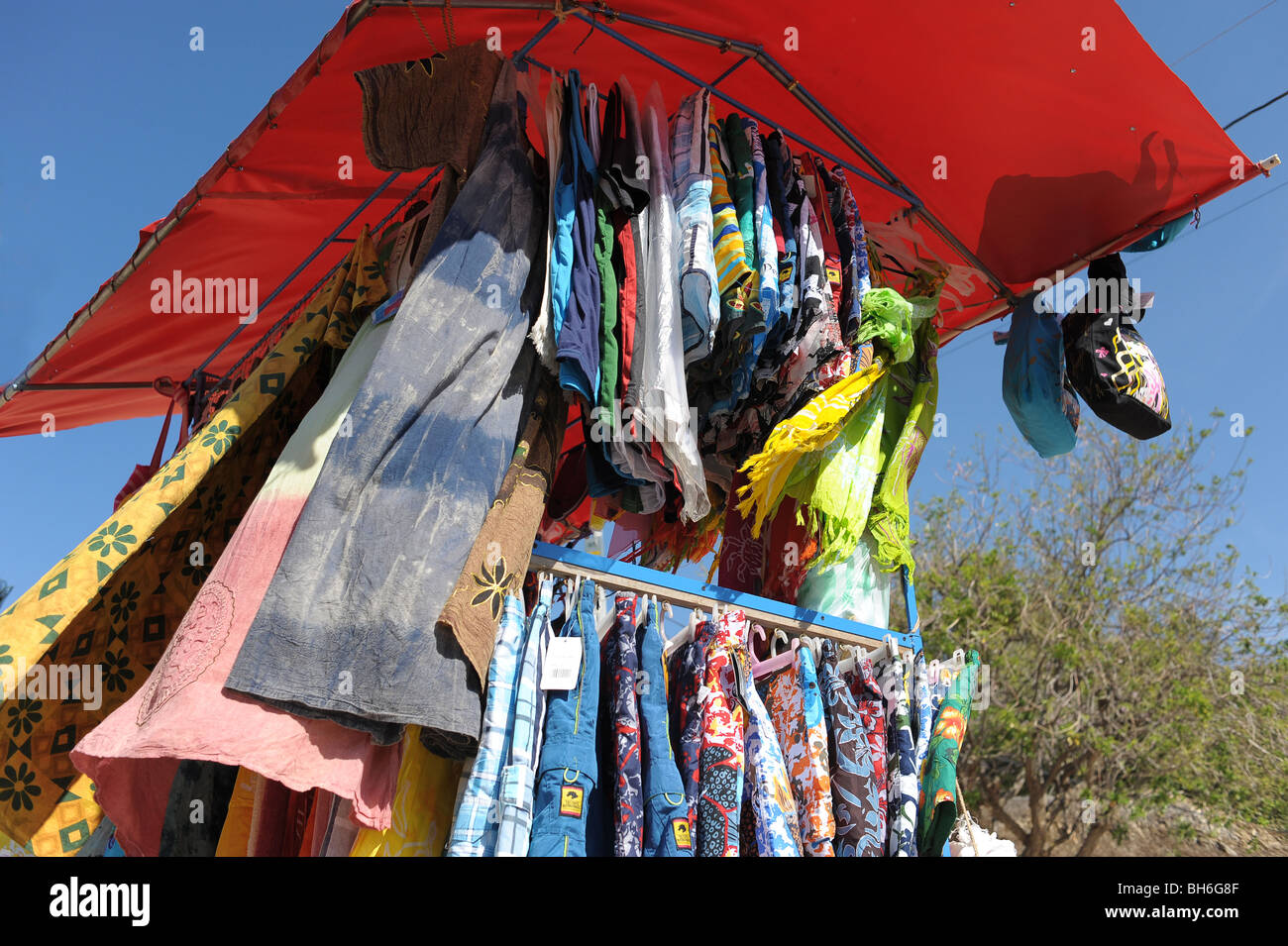 Beachwear colorati in Taganga chiosco sulla costa caraibica della Colombia, Sud America. Foto Stock