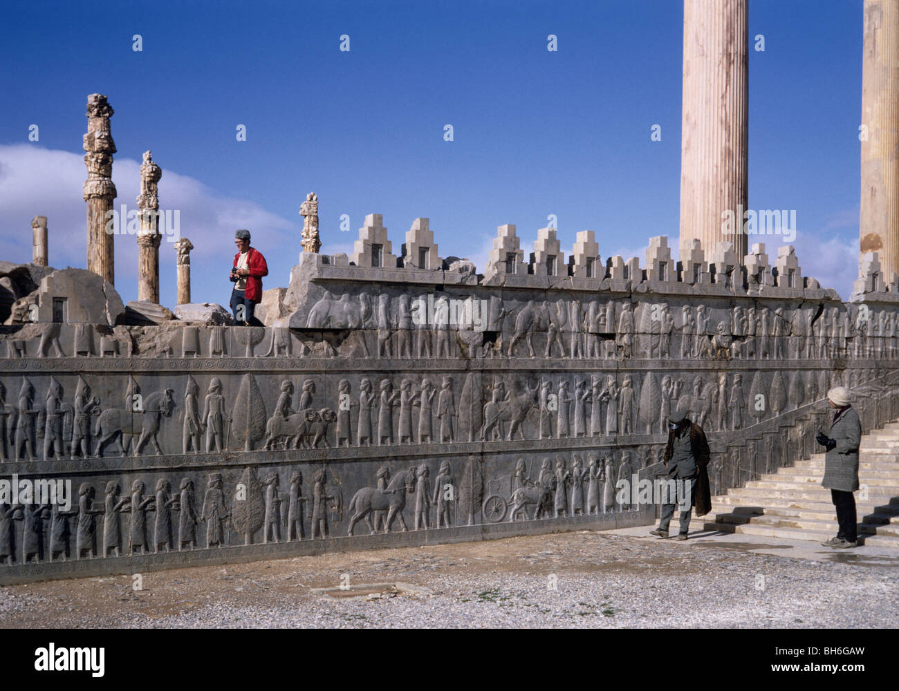 Turisti e il custode, Est scalinata della Apadana, Persepolis, Iran 690125 115 Foto Stock