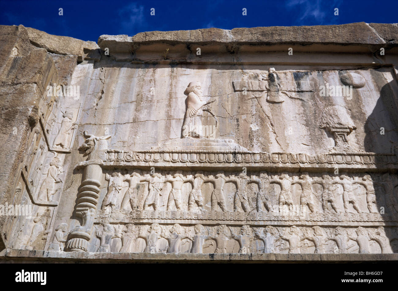 Il pannello superiore di Artaserse' tomba al di sopra di Persepolis, Iran 690125 214 Foto Stock