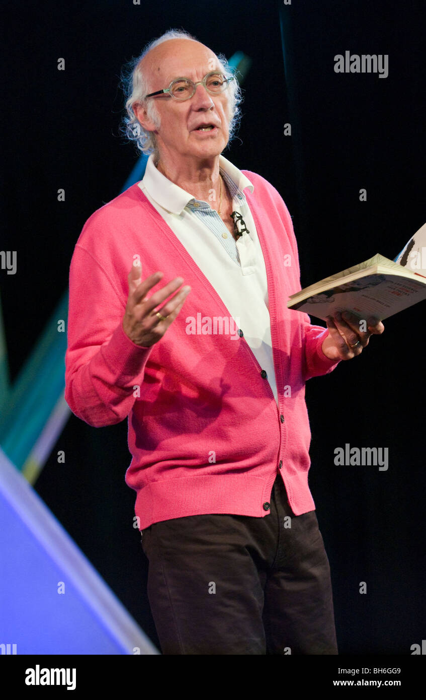Poeta inglese Roger McGough raffigurata dando una performance della sua poesia a Hay Festival 2009. Foto Stock