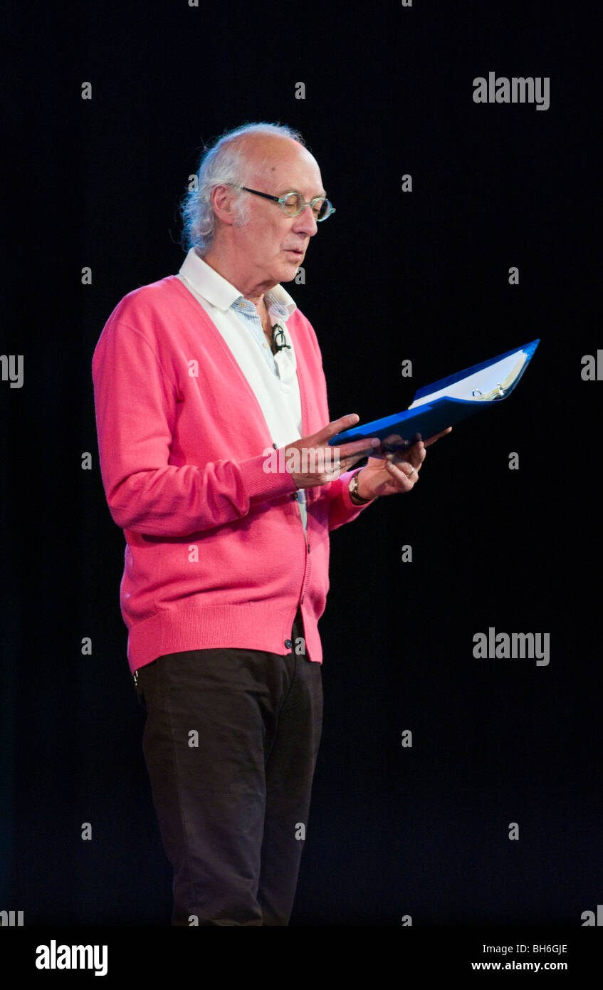 Poeta inglese Roger McGough raffigurata dando una performance della sua poesia a Hay Festival 2009. Foto Stock