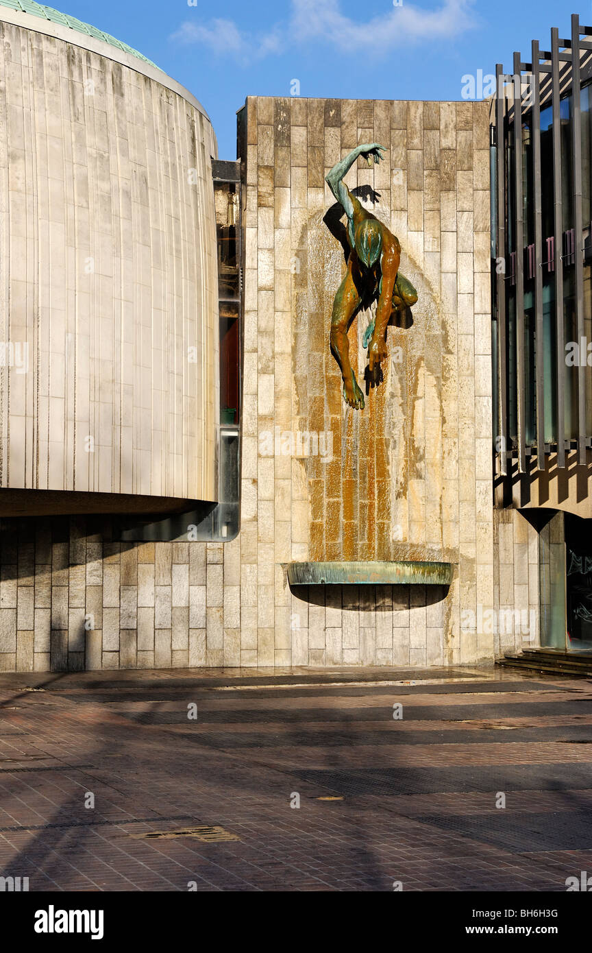 Una scultura in bronzo del Tyne River-God da David Wynne è montato su una parete esterna del Newcastle-upon-Tyne Civic Center Foto Stock