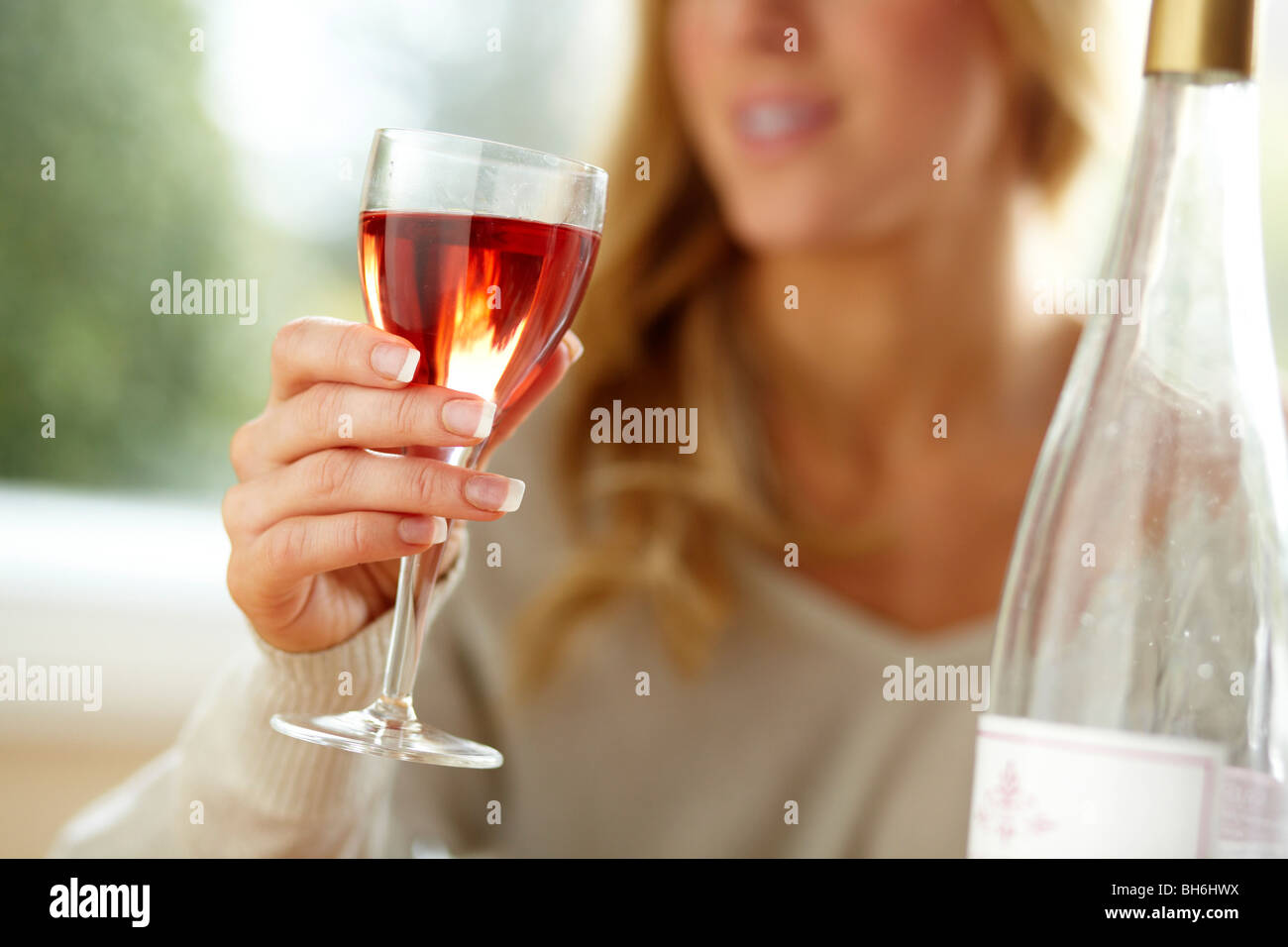 Donna bere il vino Foto Stock