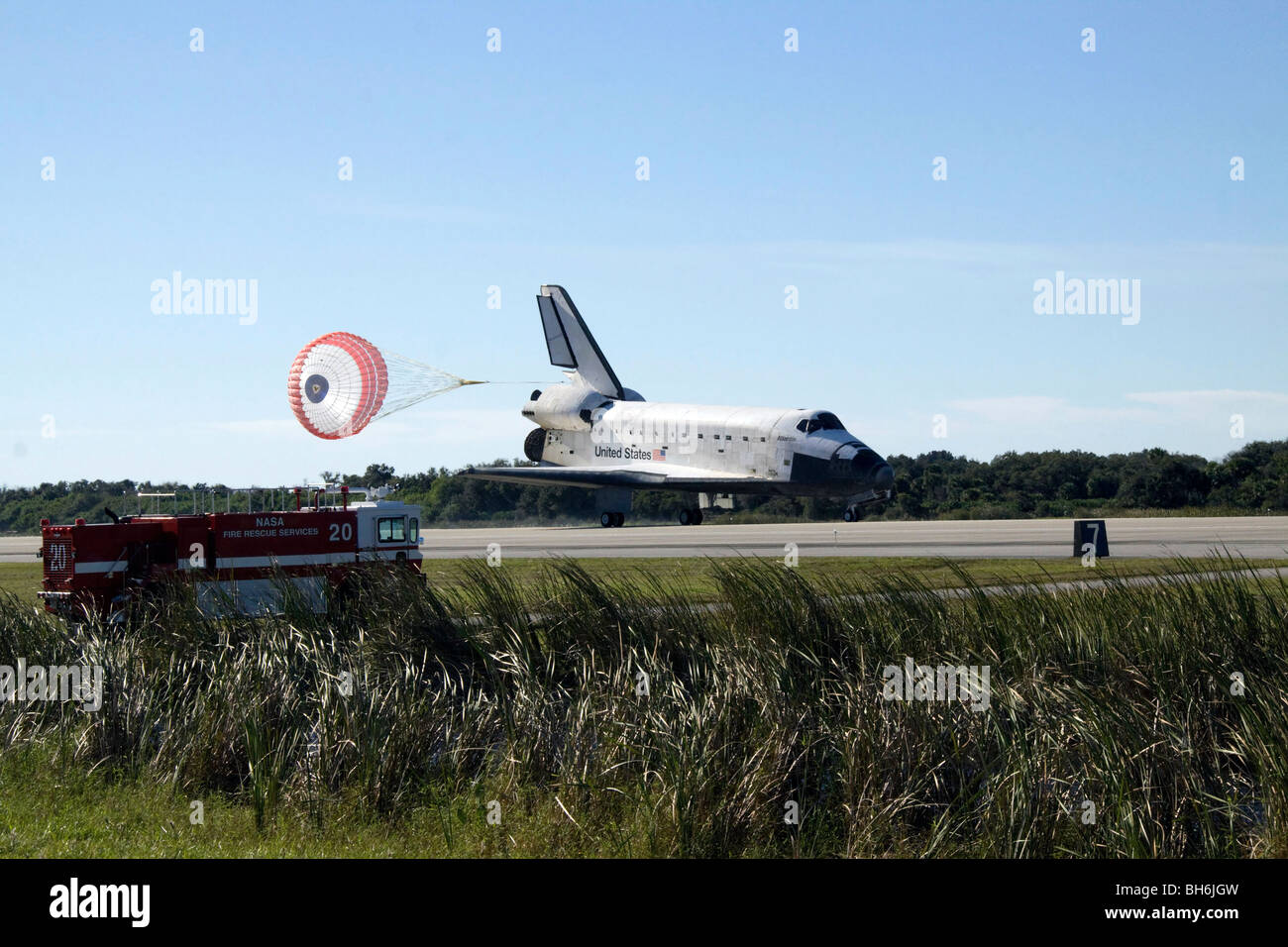 Space Shuttle Atlantis distende le sue trascinare lo scivolo al momento dell'Atterraggio al Kennedy Space Center, Florida. Foto Stock