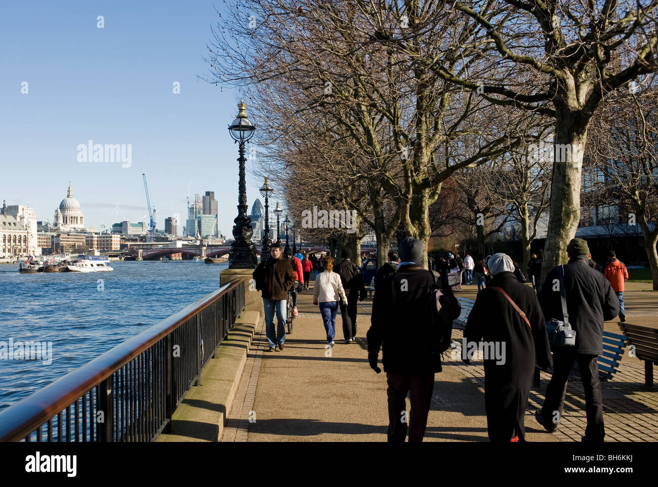 La gente che camminava lungo il South Bank di Londra. Foto Stock