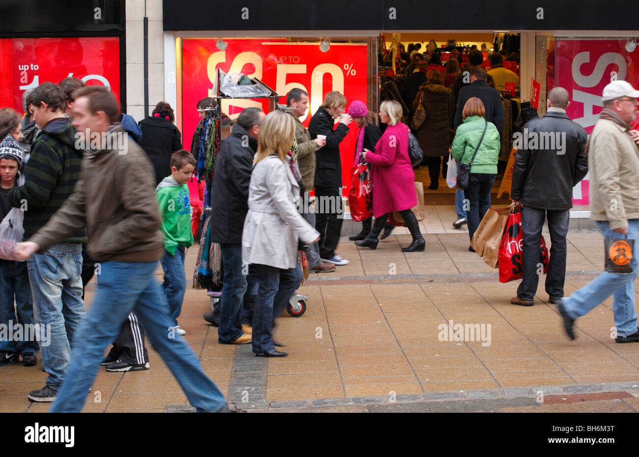 Gli amanti dello shopping in Norwich presso il nuovo anni le vendite. Foto Stock