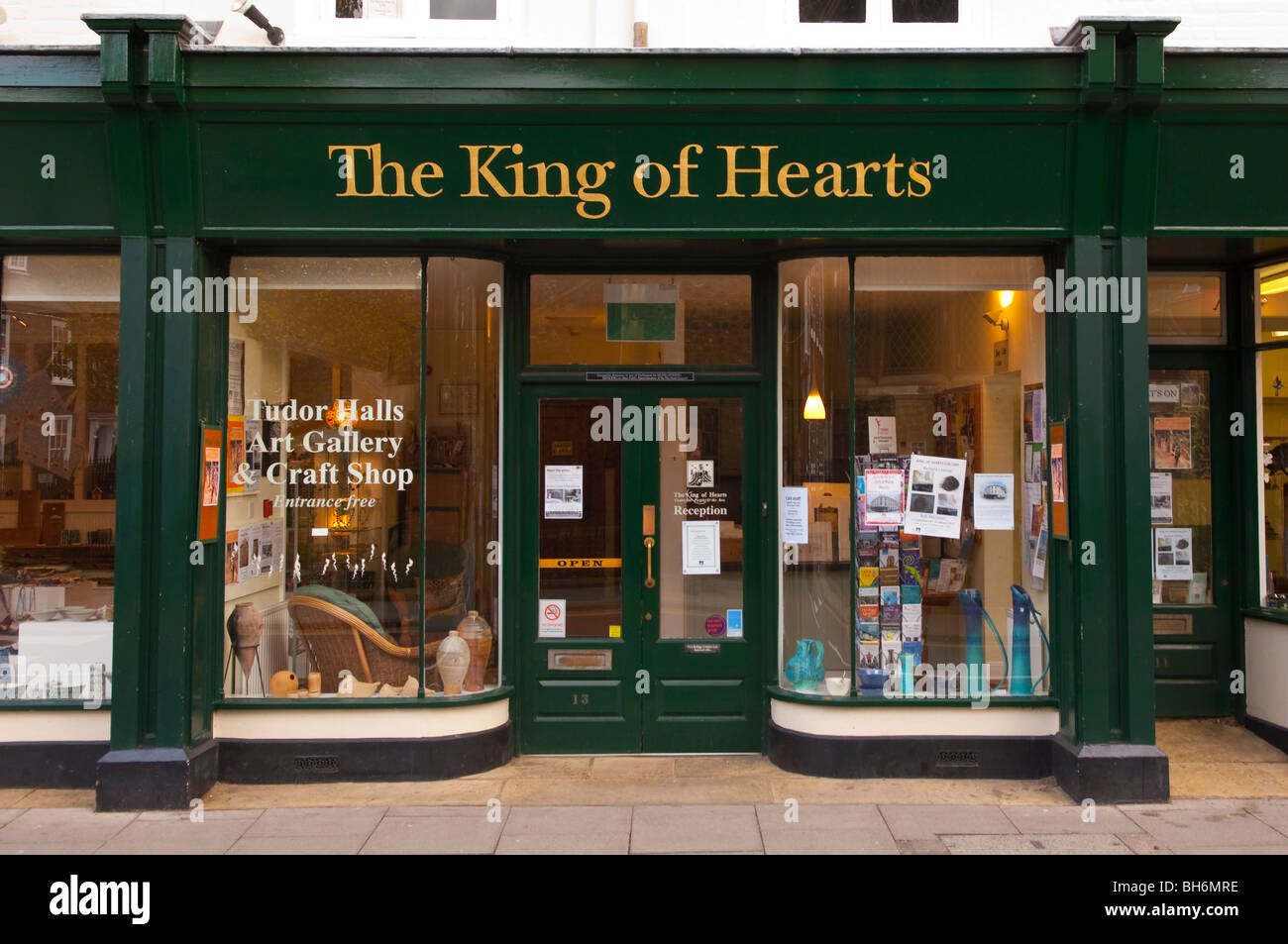 Il Re di Cuori Tudor Saloni Galleria d'arte & craft shop store in Norwich , Norfolk , Inghilterra , Inghilterra , Regno Unito Foto Stock Il Re di Cuori Tudor Saloni Galleria d'arte & craft shop store in Norwich , Norfolk , Inghilterra , Inghilterra , Regno Unito Foto Stock