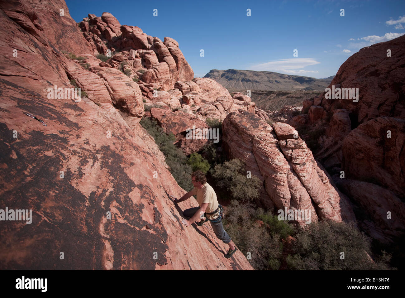 Uomo rock climbing, Red Rocks National Monument, Nevada, STATI UNITI D'AMERICA Foto Stock