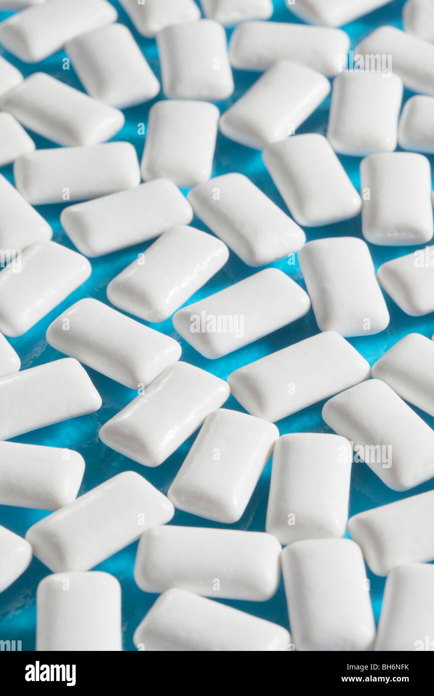 Bianco rettangolare menta chewing gum su blu Foto Stock