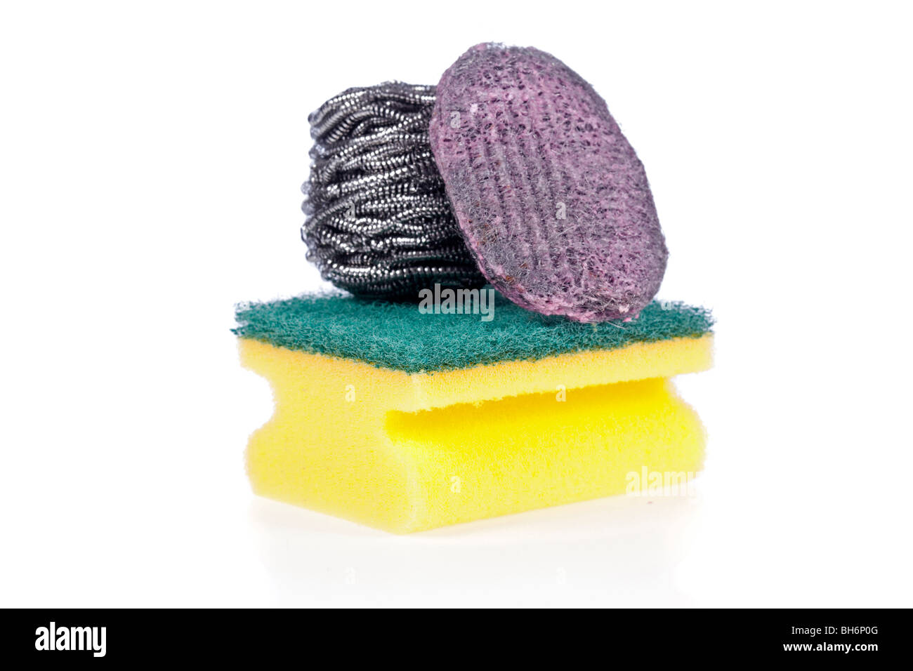 Una paglietta spugna, una lana di acciaio Pad di sapone e un acciaio inossidabile Pad isolato su uno sfondo bianco Foto Stock