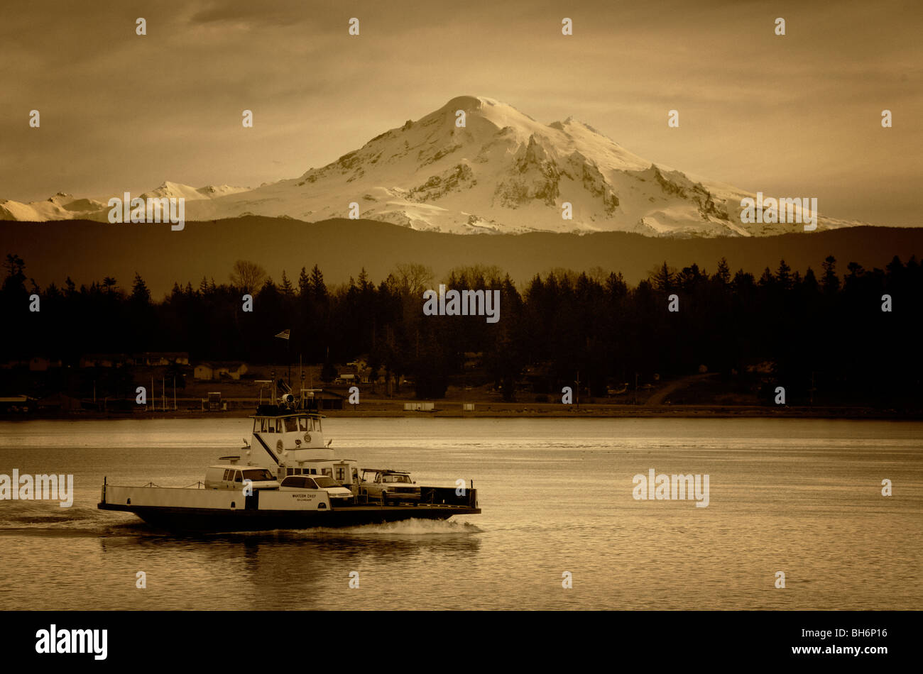 Il Lummi Island Ferry rende la corsa da Gooseberry punto sulla Lummi Indian Reservation, Lummi Island. Mt. Baker anche visto Foto Stock