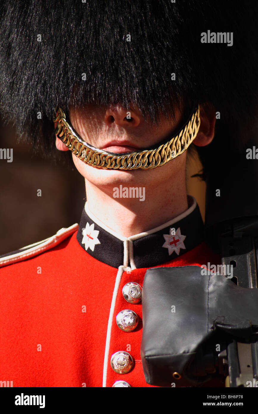 Soldato britannico di guardia in uniforme del reggimento presso la Torre di Londra, la città di Londra, Regno Unito. Foto Stock