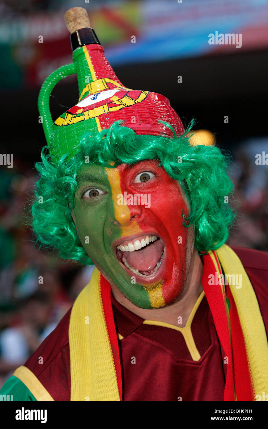 Un portoghese appassionato di calcio con una faccia dipinta in stand presso il 2006 Fase finale della Coppa del Mondo di calcio Foto Stock