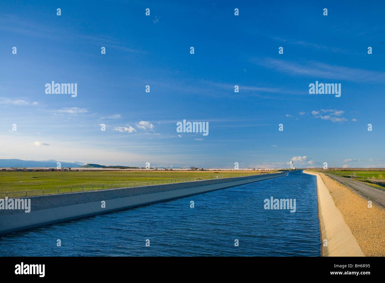 Agricolo di canali di irrigazione, Valle di Sacramento, California settentrionale. Foto Stock