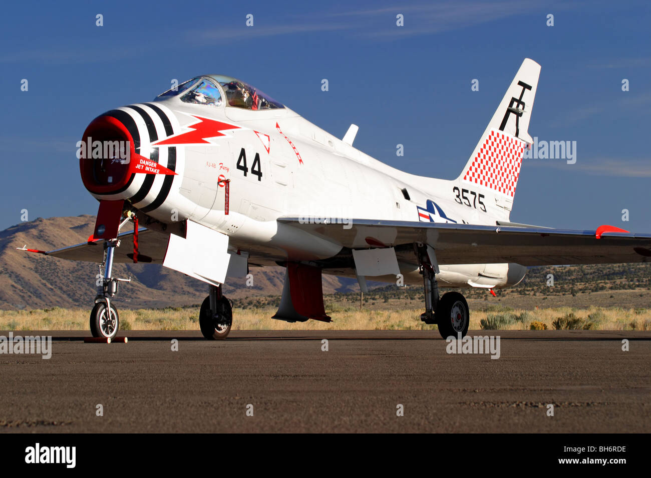 FJ-4B Fury si siede su asfalto al sole del mattino al posto campo nei pressi di Reno, Nevada. Foto Stock
