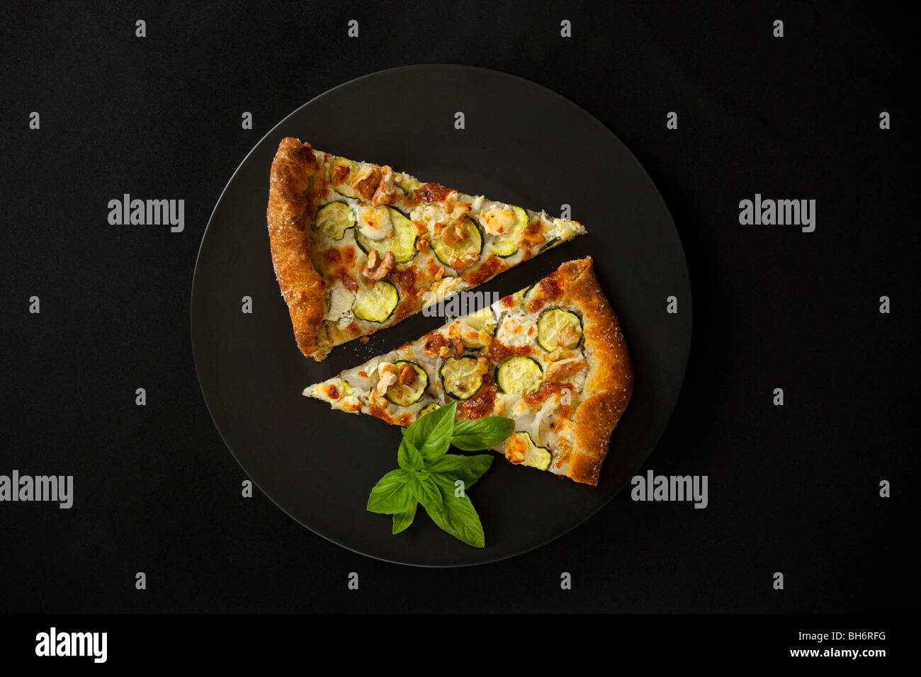 Zucchine noce di formaggio di capra pizza Foto Stock