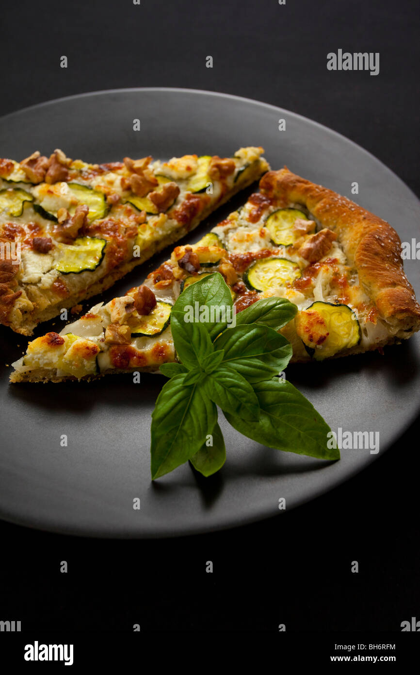 Zucchine noce di formaggio di capra pizza Foto Stock