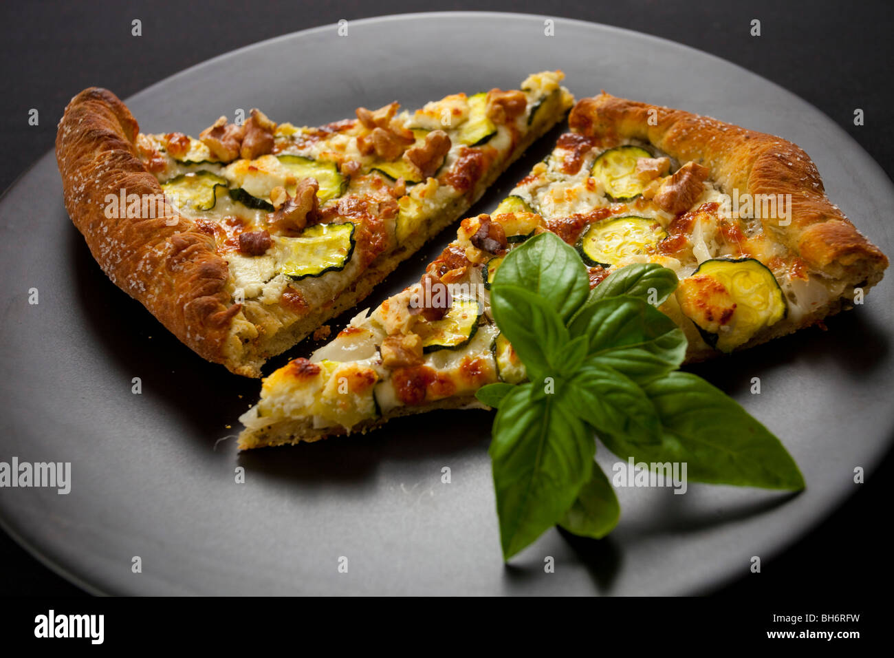 Zucchine noce di formaggio di capra pizza Foto Stock