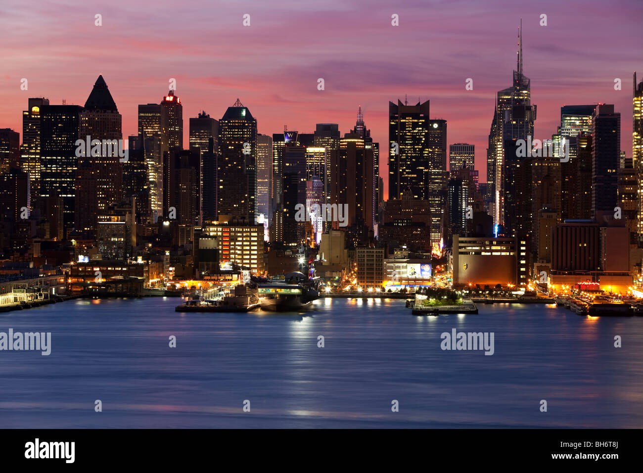 Stati Uniti d'America, New York Midtown Skyline di Manhattan attraverso il Fiume Hudson Foto Stock