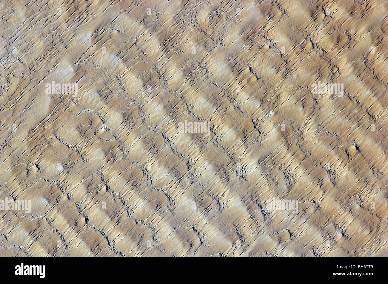 Le dune di sabbia del Fachi-Bilma erg (mare di sabbia) nella parte centro-orientale del Tenéré deserto. Foto Stock