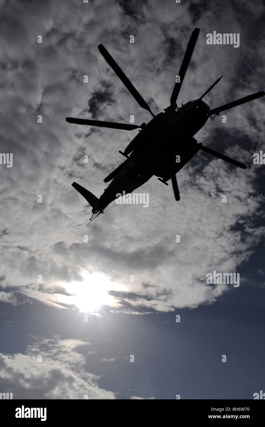 Basso angolo di visione di un CH-53E Super Stallion elicottero in volo. Foto Stock