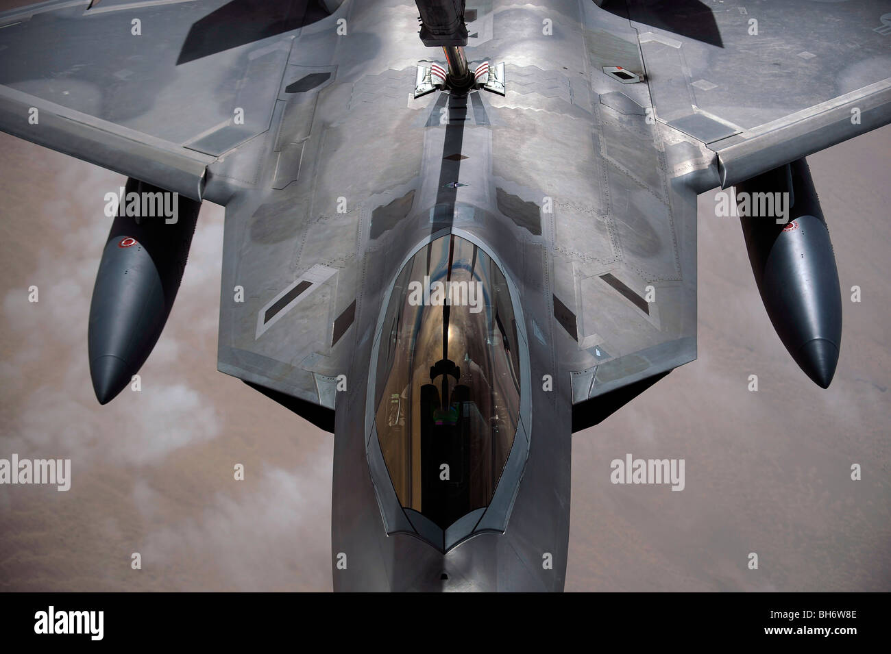 6 dicembre 2009 - STATI UNITI Air Force F-22 Raptor è rifornito di combustibile da un KC-10un extender. Foto Stock