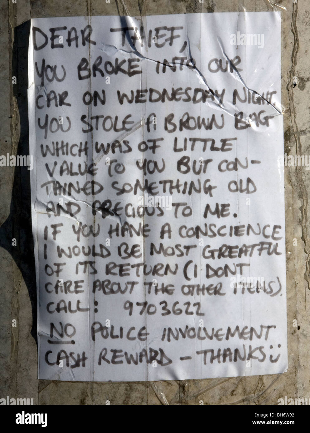 Lettera scritta al ladro postato sulla parete per chiedere la restituzione dei beni di valore sentimentale Foto Stock