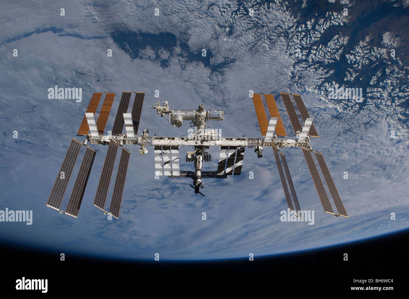 Novembre 25, 2009 - La Stazione Spaziale Internazionale, sullo sfondo di una nuvola coprì la terra. Foto Stock