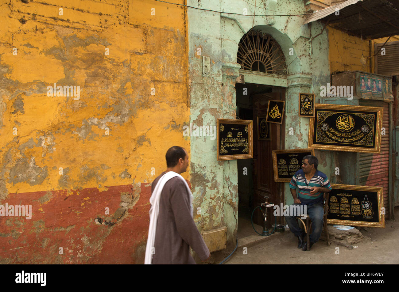 Esplorare gli stretti vicoli del suq al Vecchio Cairo, intorno al celebre architetto Kha al Khalili al Cairo, Egitto Foto Stock