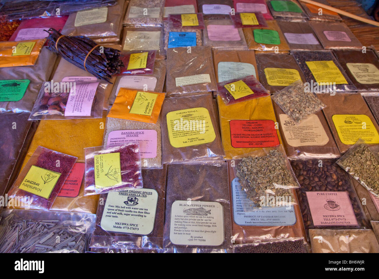 Stone Town, Zanzibar, Tanzania. Le spezie in vendita, Darajani Market. Foto Stock