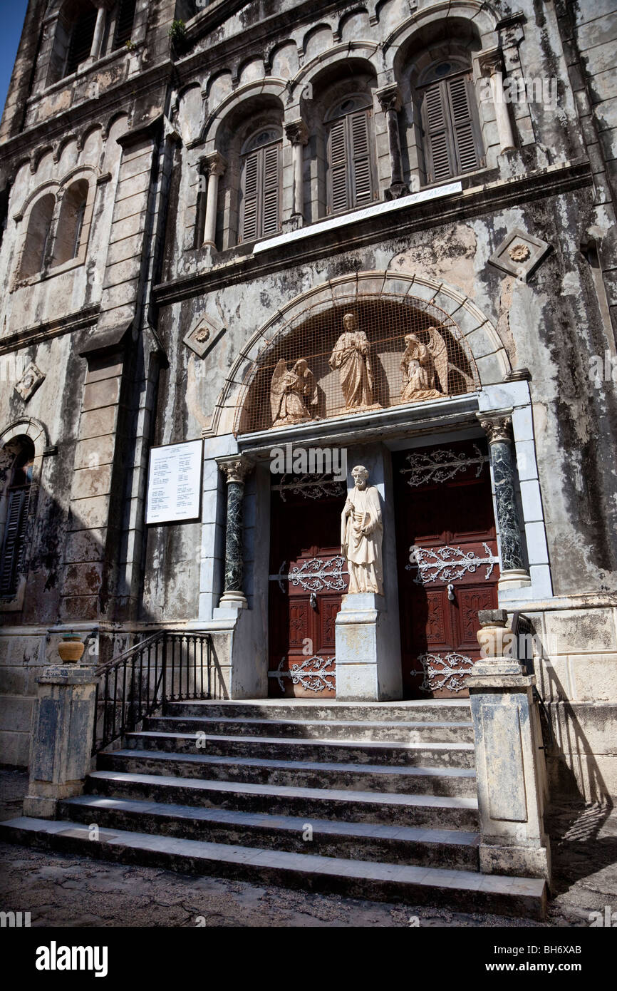 Stone Town, Zanzibar, Tanzania. Ingresso alla Cattedrale di San Giuseppe cattedrale cattolica. 1893-97 costruita dai missionari francesi. Foto Stock