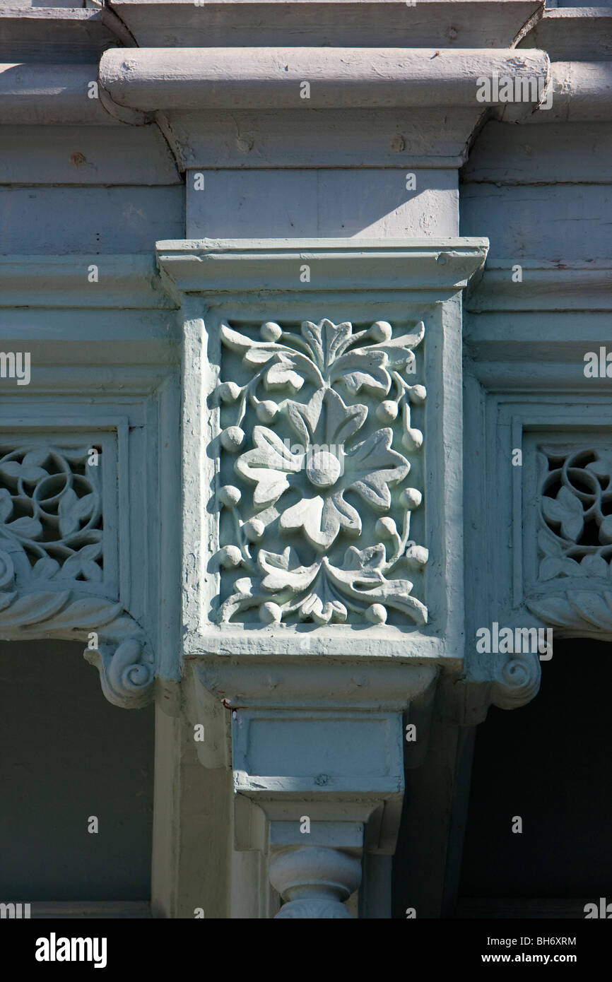 Stone Town, Zanzibar, Tanzania. Legno intagliato nella decorazione di un balcone supporto del vecchio dispensario, o dispensario Ithnasheri. Foto Stock