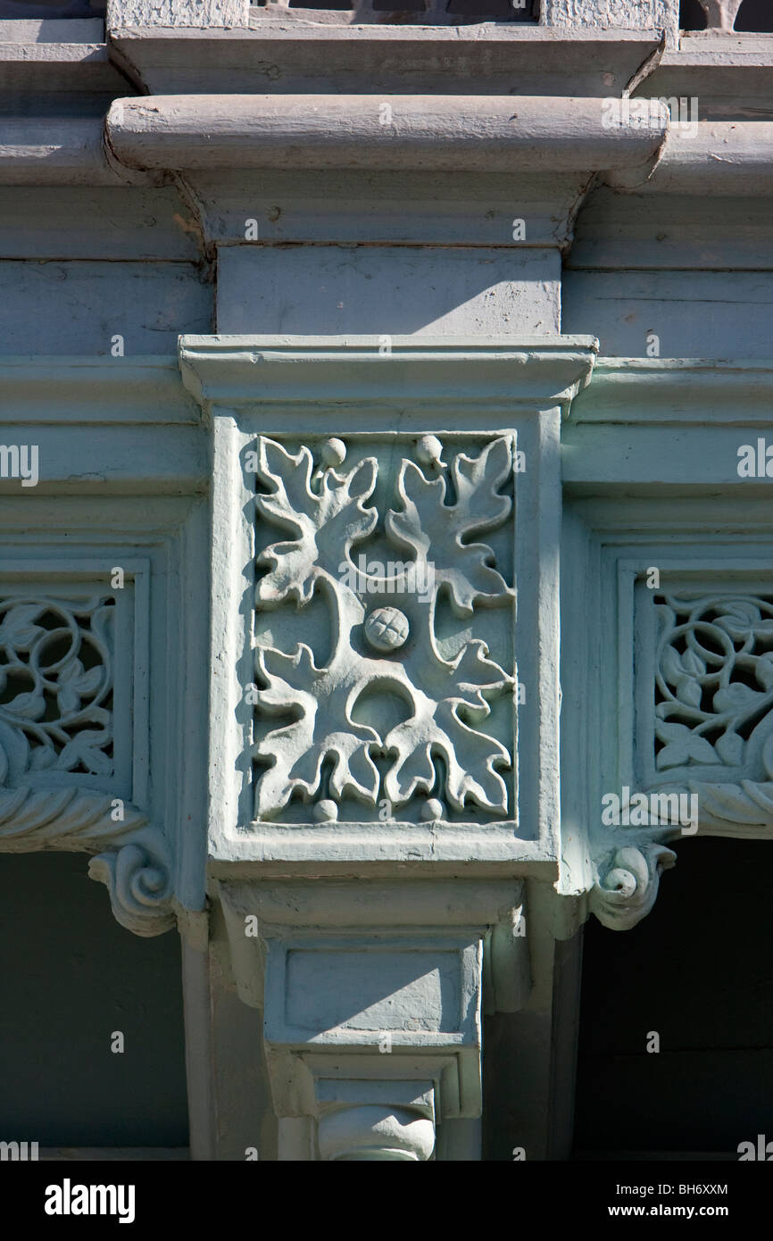 Stone Town, Zanzibar, Tanzania. Legno intagliato nella decorazione di un balcone supporto del vecchio dispensario, o dispensario Ithnasheri. Foto Stock