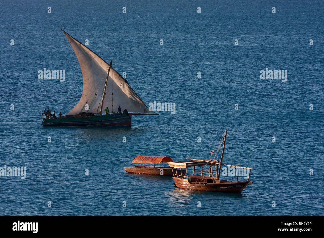 Zanzibar, Tanzania. Dhow in porto, vele latine. Foto Stock