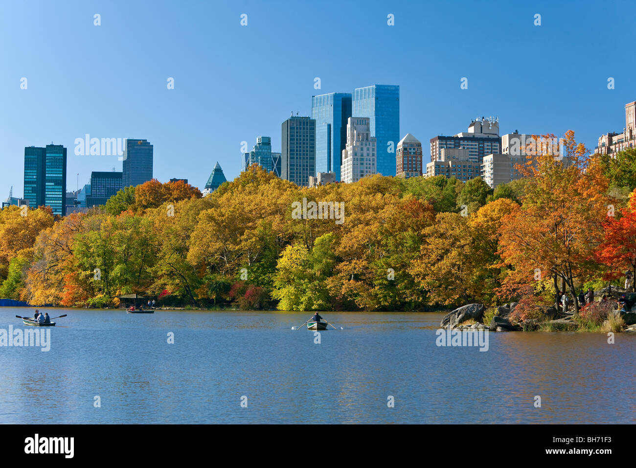 Stati Uniti d'America, New York City, Manhattan, Central Park e i grandiosi edifici lungo la Central Park West visto attraverso il lago in autunno Foto Stock