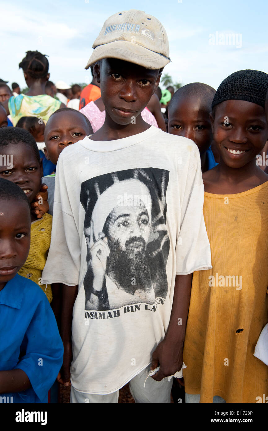 Giovane Osama Bin Laden t-shirt presso il Village meeting città di ONG in Sierra Leone Foto Stock