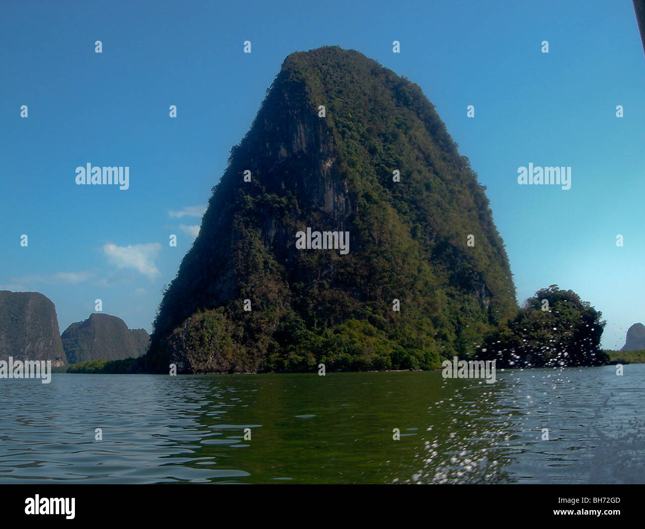 Phang Nga Island, isola rocciosa, Thailandia, paesaggio di montagna sul mare Foto Stock