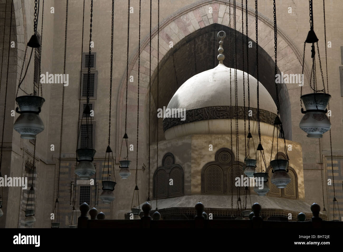 Il magnifico Sultan Moschea Hassan domina lo skyline del vecchio Cairo. Il suo interno è decorato con raffinati dorato e marmo Foto Stock