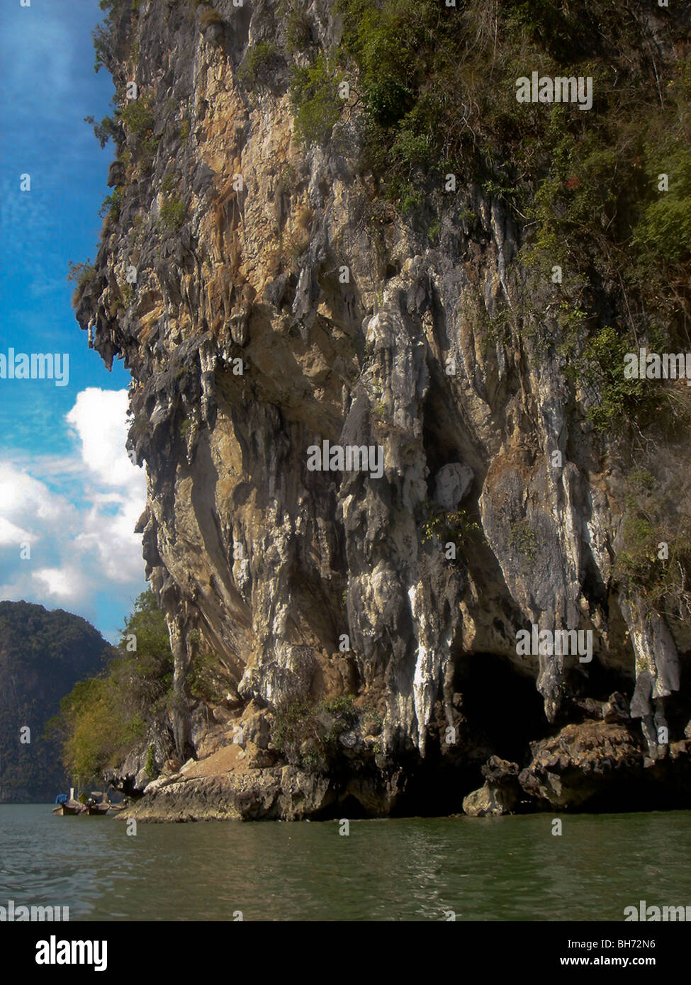 Phang Nga Island, isola rocciosa, Thailandia, paesaggio di montagna, sul mare Foto Stock