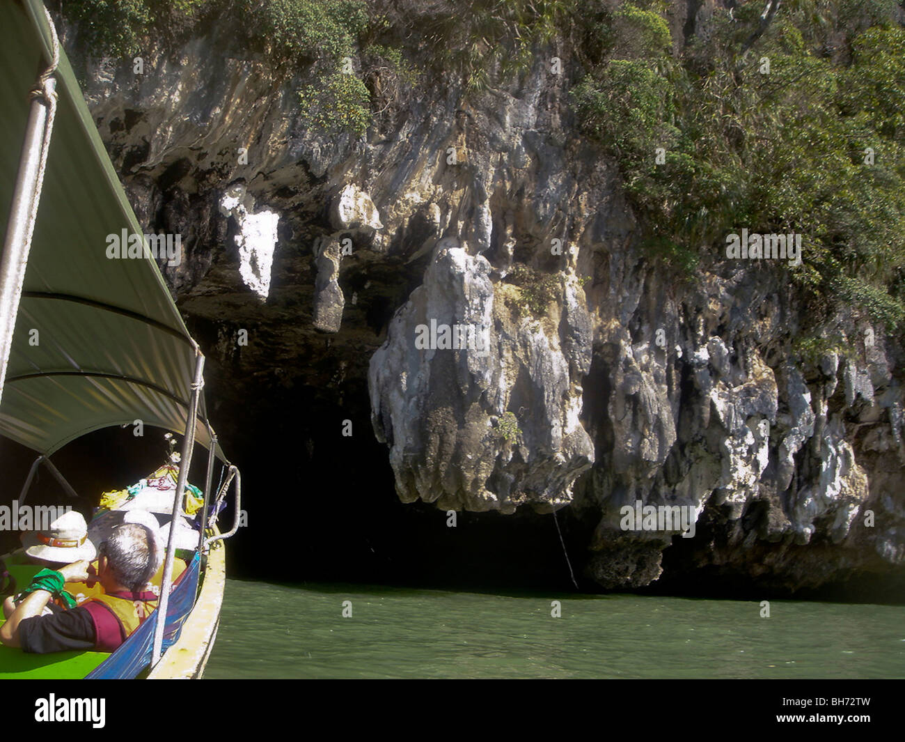 Phang Nga Island, isola rocciosa, Thailandia, paesaggio di montagna, sul mare Foto Stock