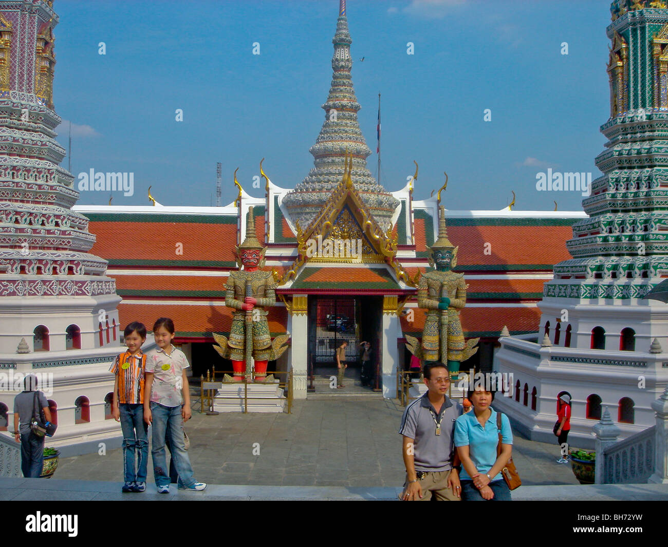 Bangkok, Thailandia, turisti asiatici in visita a Palazzo Reale, esterno, tempio Wat Foto Stock