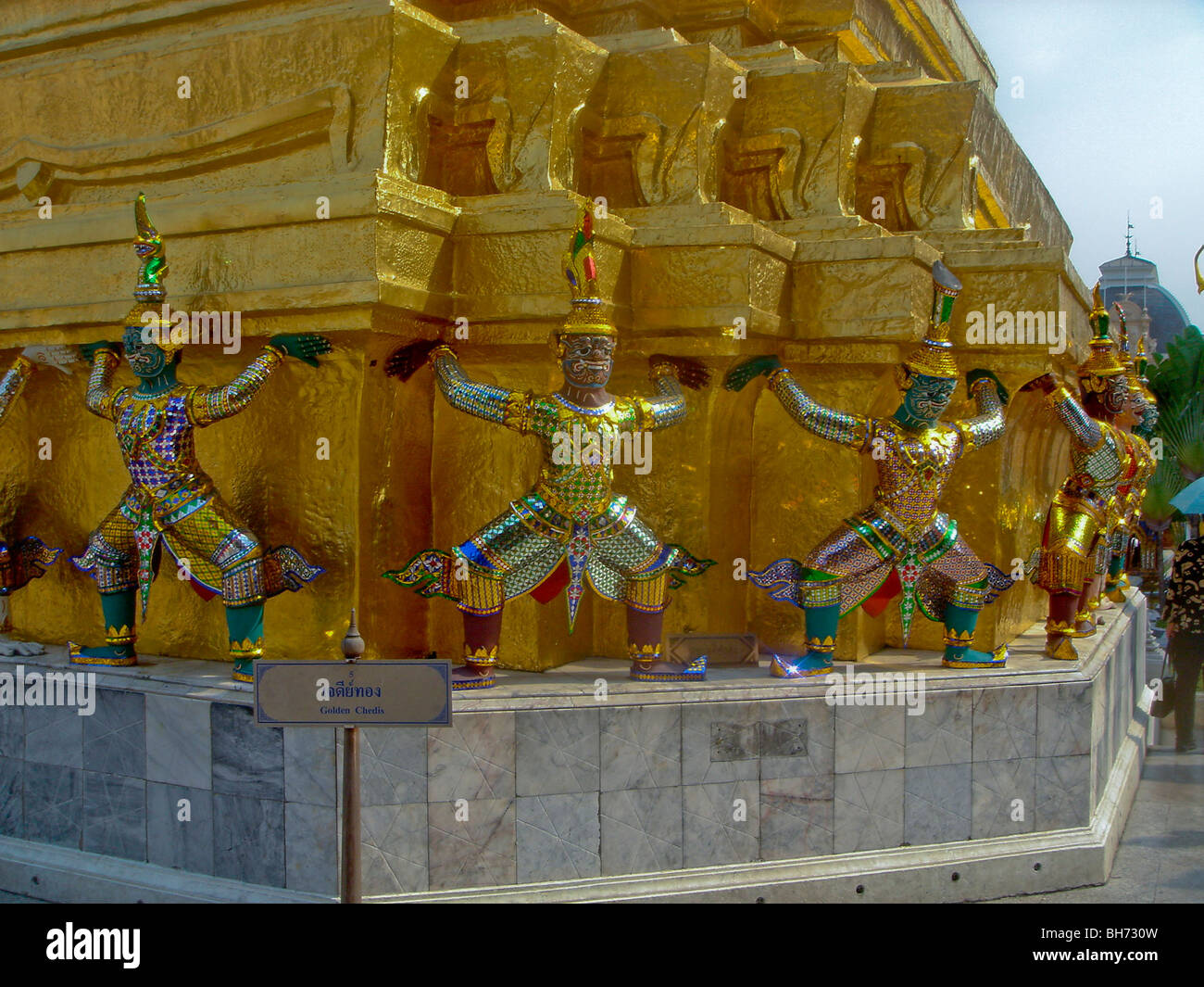 Bangkok, Thailandia, Royal Palace, esterno, tempio Wat, Dettagli architettonici, statue di divinità Foto Stock
