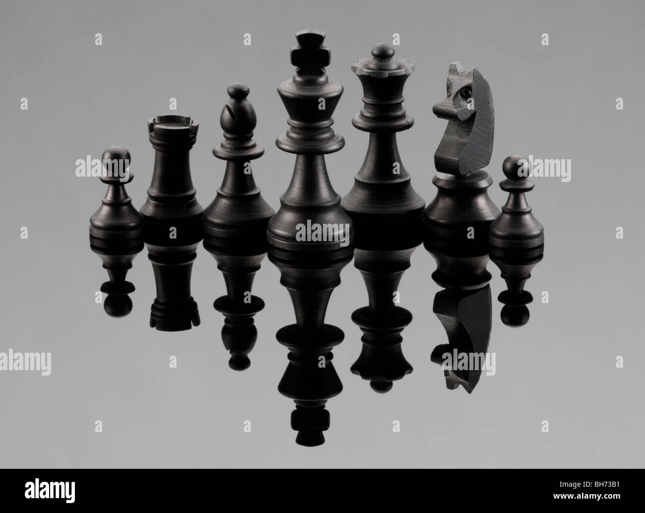Alcune tipiche nero pezzi di scacchi da un set di scacchi Foto Stock