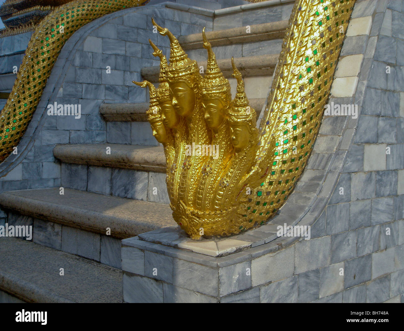 Bangkok, Thailandia, Clsoe Up, dettagli architettonici, Tempio tradizionale del Palazzo reale, ringhiera placcata oro all'esterno, Foto Stock