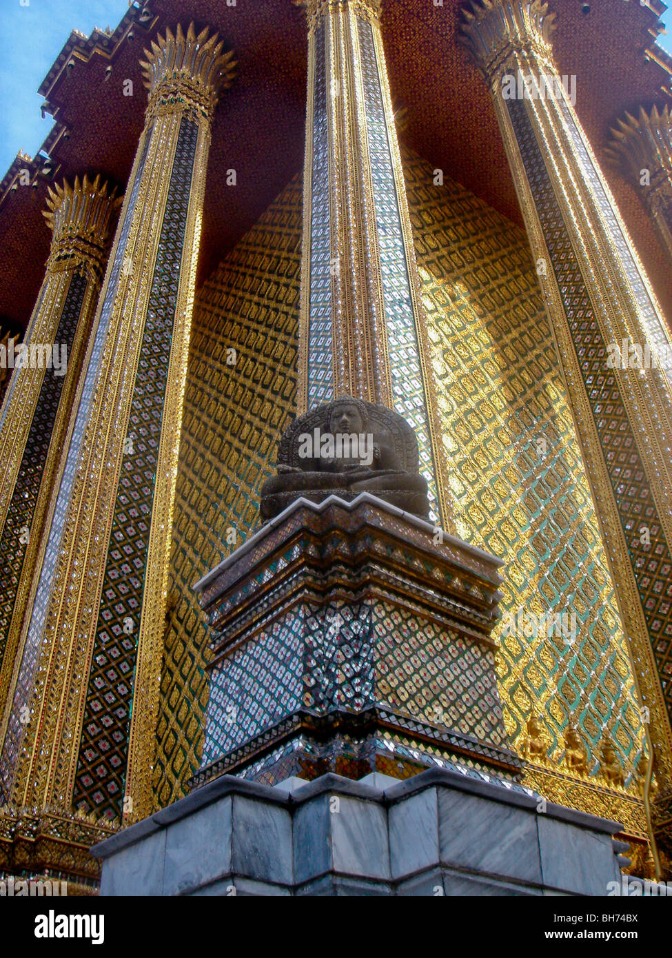 Bangkok, Thailandia, buddista fuori dal Tempio del Palazzo reale, dettaglio, angolo basso, colonne Foto Stock