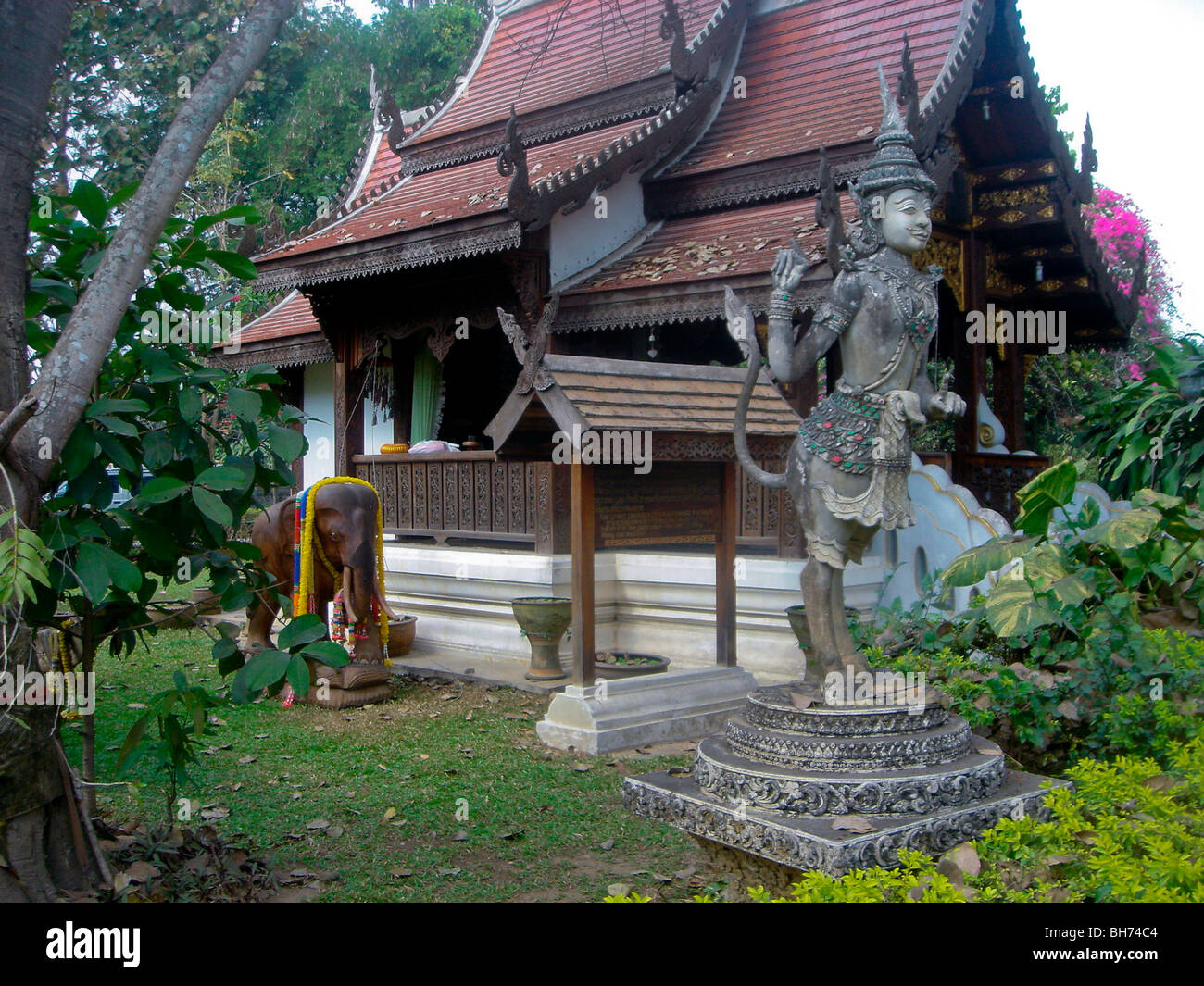 Thailandia, vecchia architettura del tempio al di fuori Foto Stock