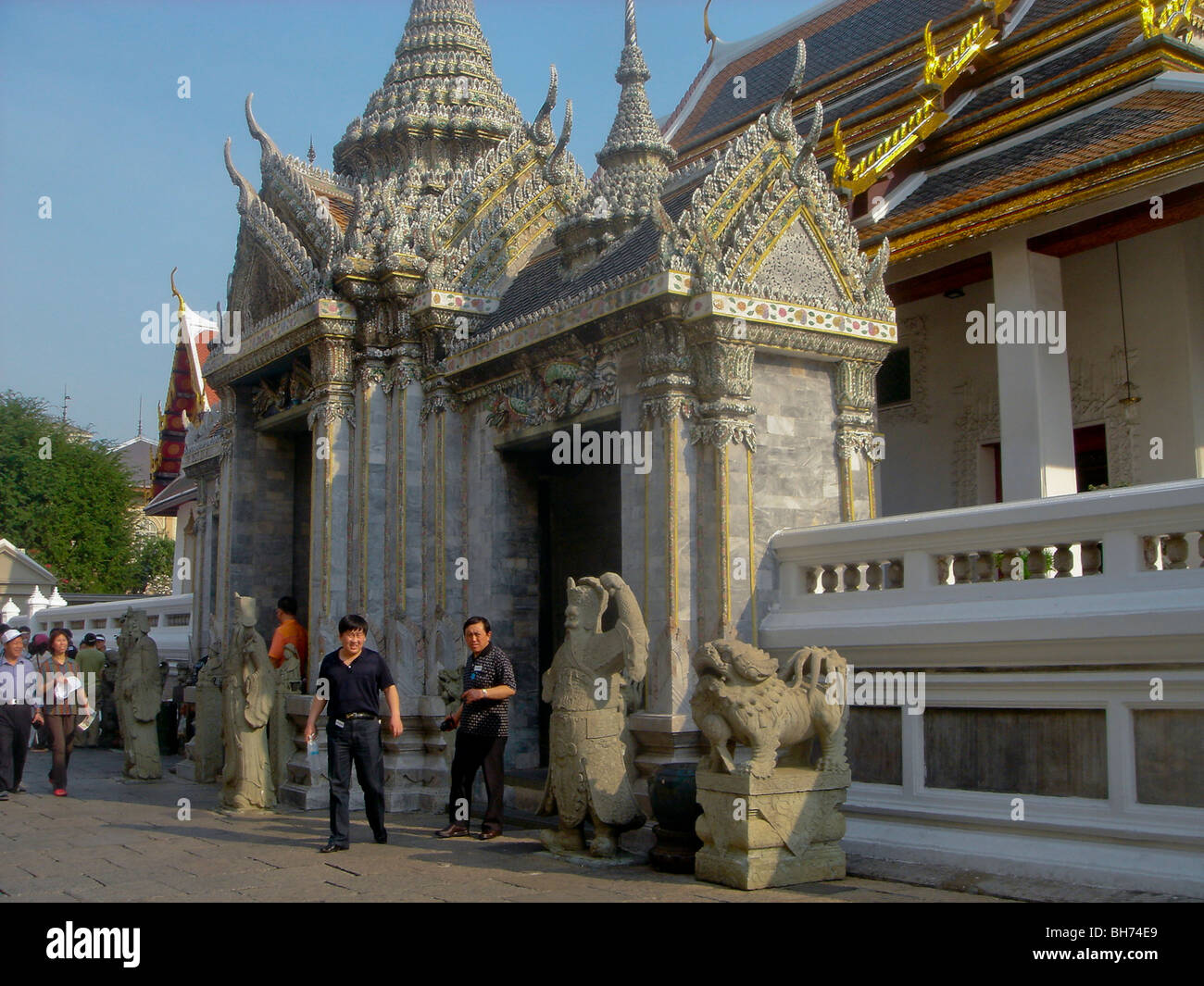 Turisti asiatici in visita di Bangkok, Thailandia, tradizionale tempio buddista, esterno Foto Stock