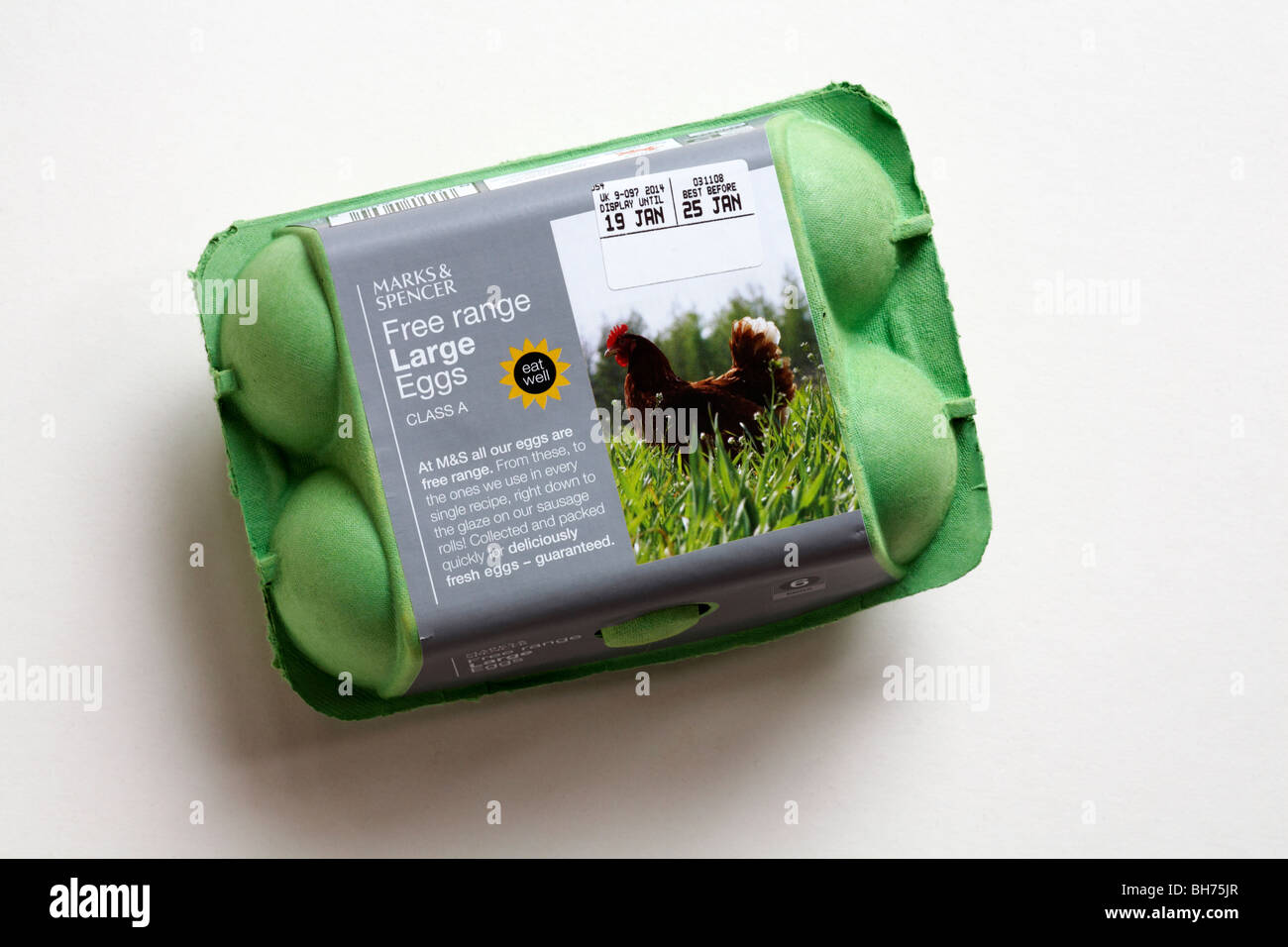 Uovo scatola chiusa - 6 free range uova grandi da Marks & Spencer isolati su sfondo bianco - eggbox Foto Stock