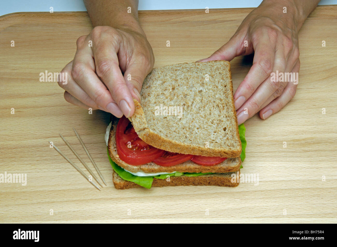 Facendo un panino vegetariano Foto Stock